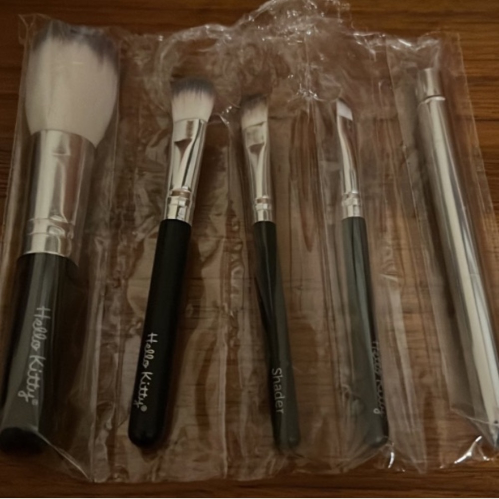 Sephora x Hello Kitty Collection Brush Set 5 Piece - Picture 5 of 5